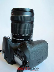 Вид с боку камеры Canon EOS 70D