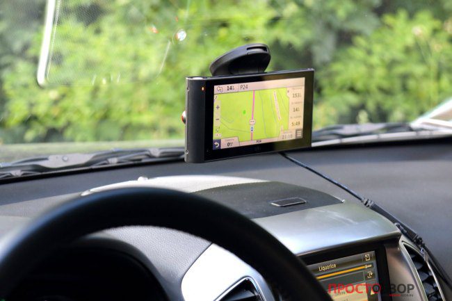 Установка на стекле GPS авто-регистратора Garmin NuviCam