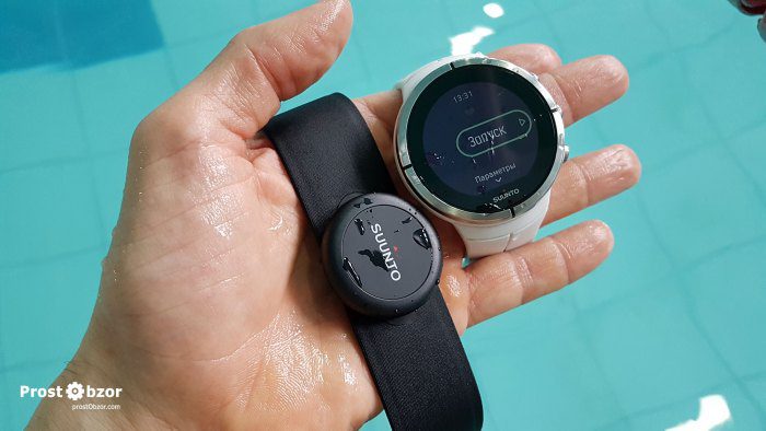 Нагрудный пульсометр Suunto Smart Sensor в бассейне на плавании