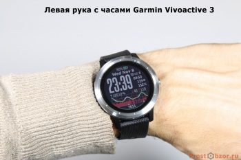 Левая рука - обычный интерфейс часов Garmin Vivoactive 3